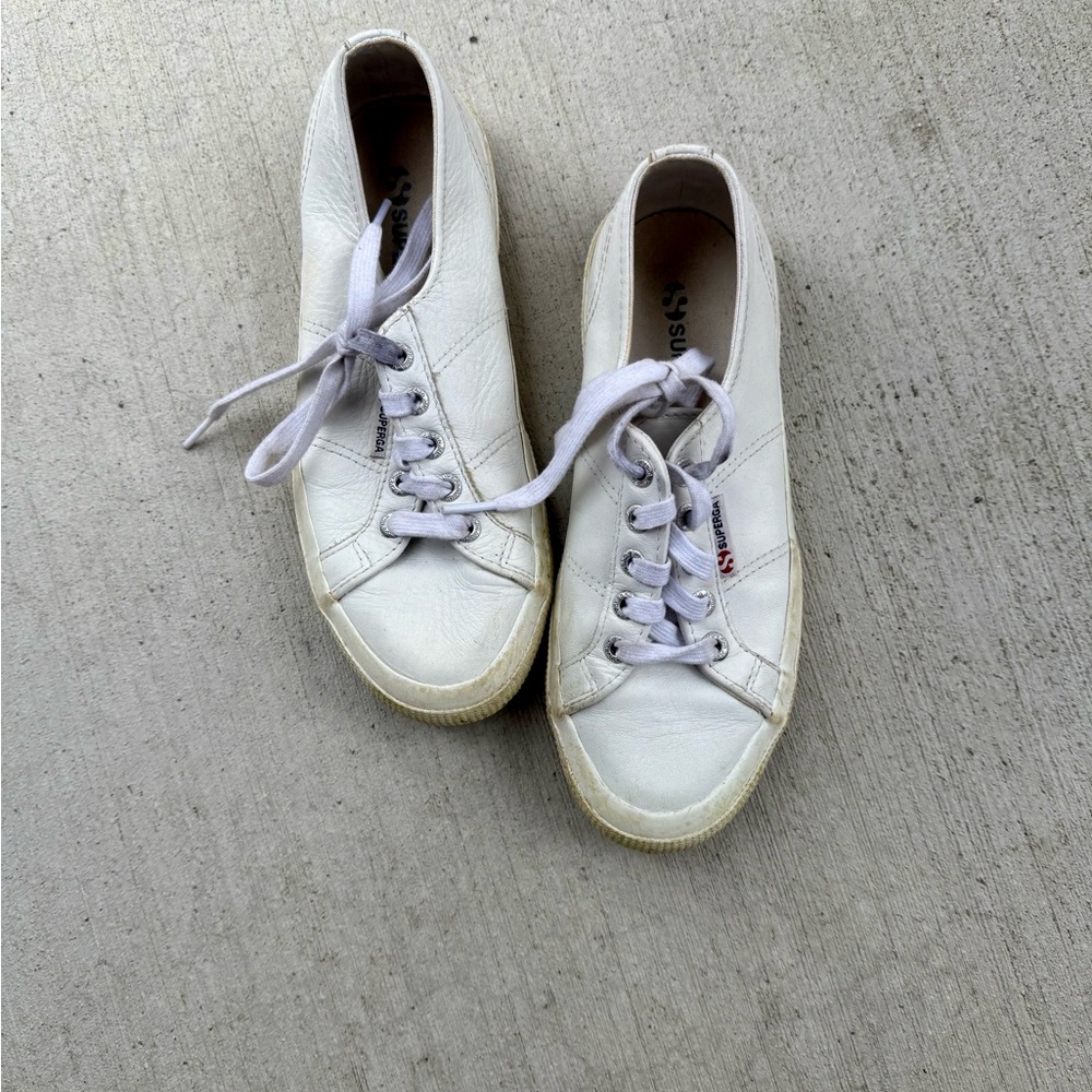 Superga! Super cute and comfy (WHITE) leather sneakers (7 1/2) (GOOD CONDITION)